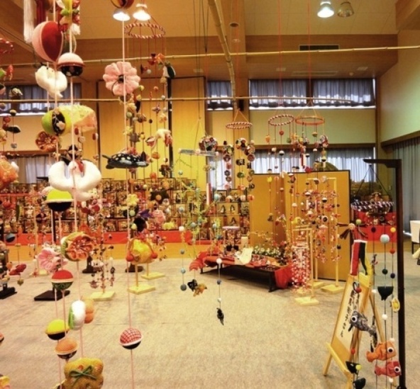 手作りつるし雛で華やかな雛祭り
