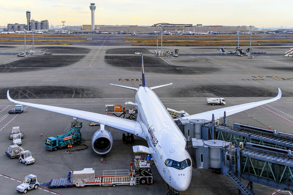 空港で働く車や人の姿も見えます(画像提供:ヒロヤ / PIXTA)