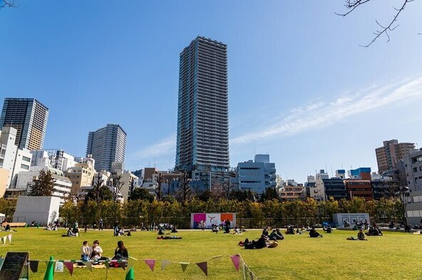 「サンシャイン60」を望む芝生広場