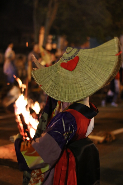 「端縫い衣装」は、「踊りが上手になった」と家族や周囲から認められることで着用できる格式高い衣装です