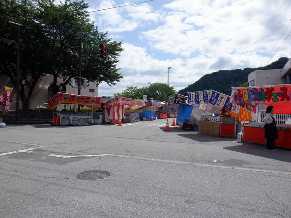 たくさんの屋台が祭りを盛り上げます