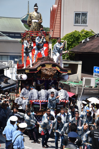 急こう配を登る姿に観客から声援が沸き起こります