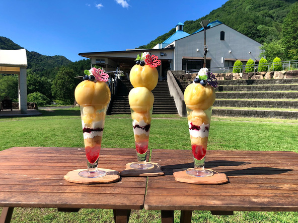 岡山白桃パフェ(1段2,200円、2段2,700円、3段3,200円)