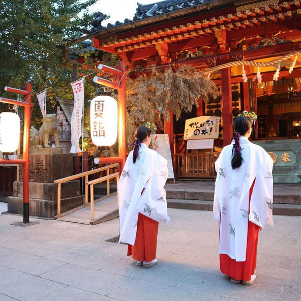 御神前より「忌火」を受けます(写真提供:浅草神社)