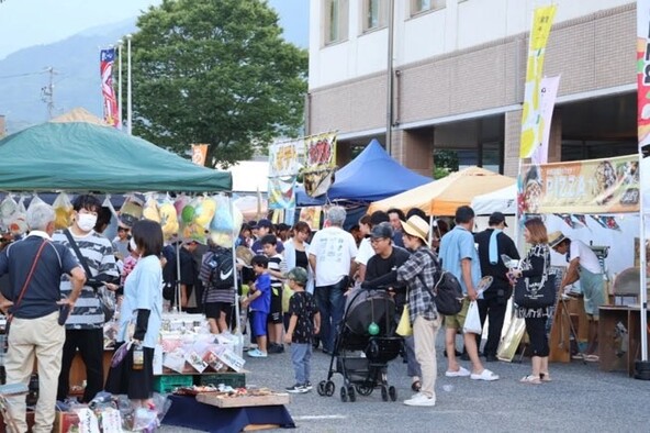 出店が多く登場し、会場はにぎやかな雰囲気に包まれます
