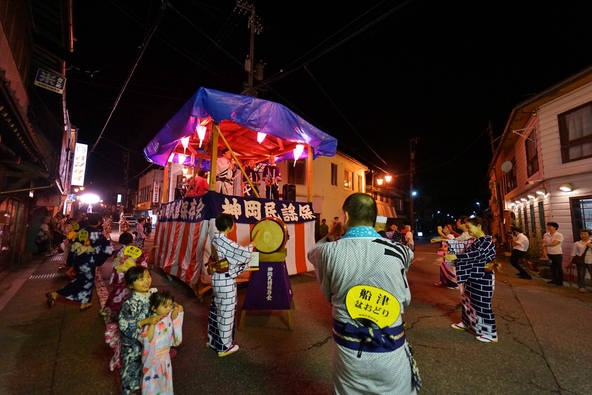 世代を問わず、みんなで楽しむ盆踊り(画像提供:飛騨市観光協会)
