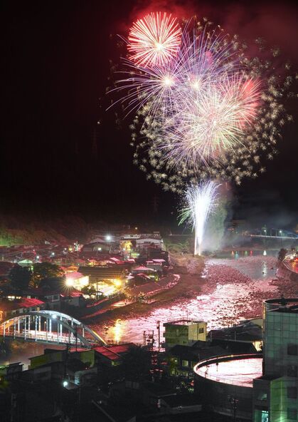 高原川河川敷で打ち上げられる花火(画像提供:飛騨市観光協会)