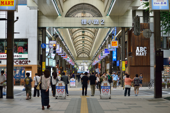 商店街内は、許可車両以外は24時間通行禁止になっているので、子供連れでも安心です