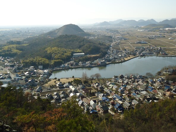 おがせ池は周囲約2kmの大きさです