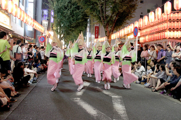 全国でも珍しい坂道で行われる阿波踊りは必見!(写真は過去開催時の様子)