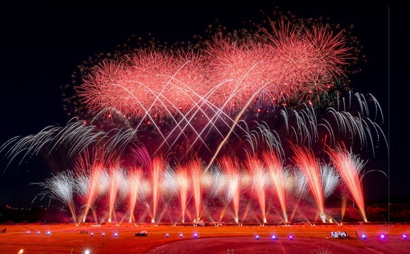 約1万5,000発の花火が打ち上がる光景は圧巻!(写真は過去開催時の様子)