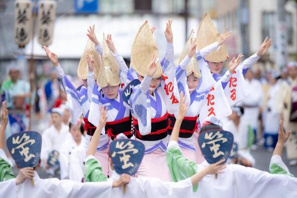 会場は祭りムード一色に!