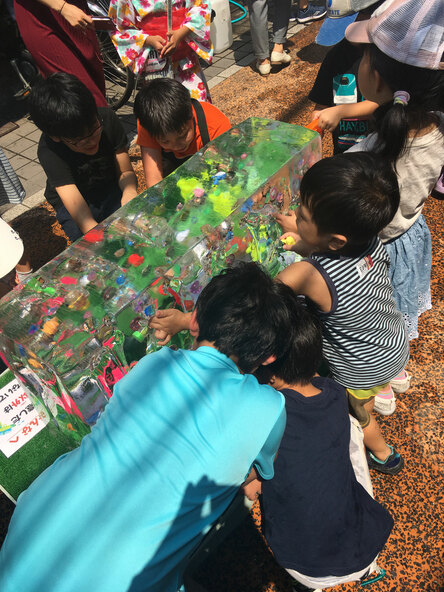 おもちゃが入った氷柱