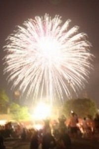 次々と打ち上げられる花火は迫力満点