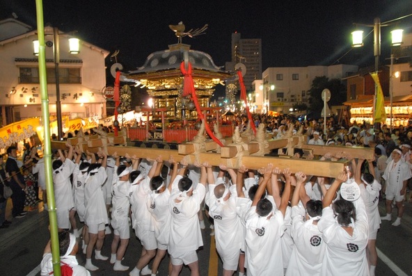 迫力ある神輿渡御は祭りのメインイベントです