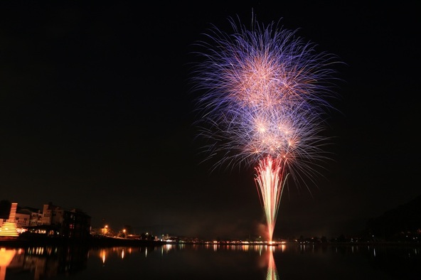 龍神が宿る神秘の池に打ち上がる花火