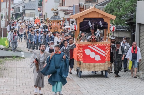 本祭では、豊橋市街を練り歩く「神輿渡御」が行われます