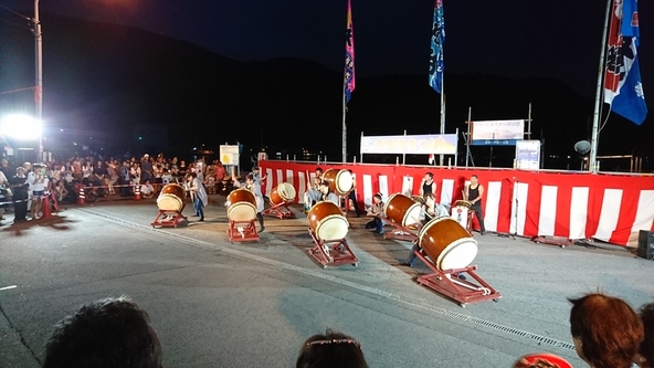 ステージではさまざまな演目が繰り広げられます