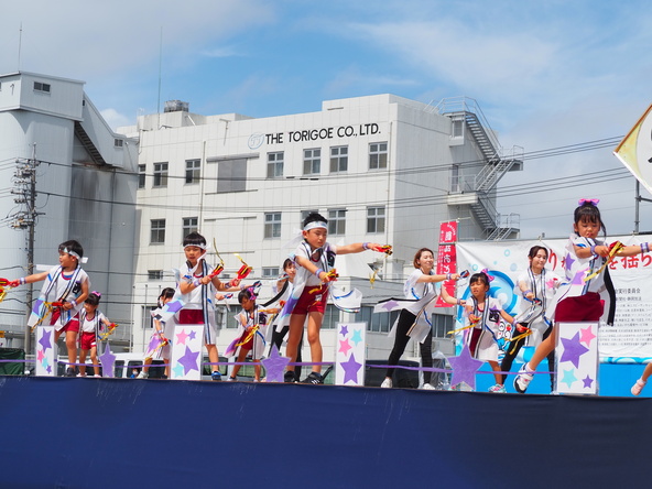 趣向を凝らした衣装と、暑さに負けない熱い踊りが見られます