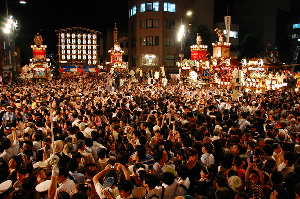 12台の山車・屋台がお祭り広場に集まる「曳っ合わせ叩き合い」で祭りの熱気は最高潮に