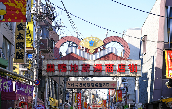 今も昭和の雰囲気が残る「巣鴨地蔵通り商店街」(画像提供:Ryuji / PIXTA)