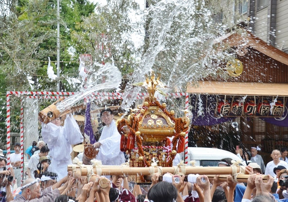 “水掛け祭”イメージ。2025年は二の宮神輿が渡御します