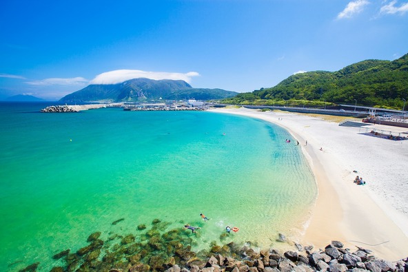 黒根(くろね)海岸。夏は黒潮が接近するため、海水がよりクリアな色に!