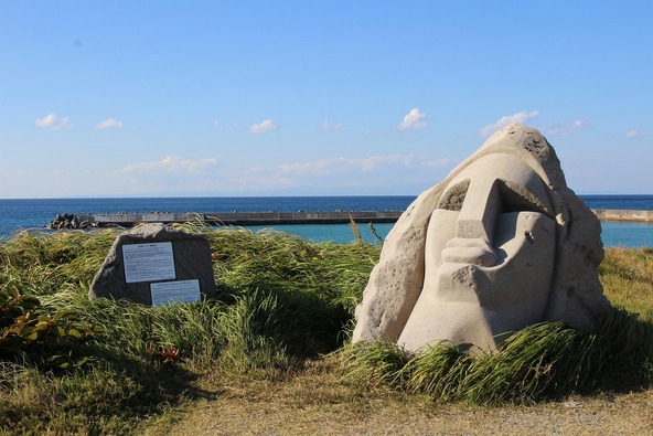 個性豊かなモヤイ像は、世界でもイタリア・リパリ島と新島でしか採れない貴重な「コーガ石」で作られています
