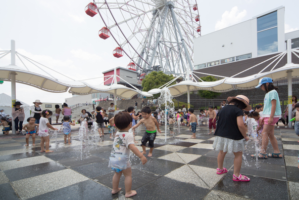 「岩ケ池公園」では4月~10月の期間限定「じゃぶじゃぶミスト」が子供たちに大人気