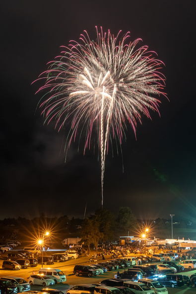 美しい花火が夜空をカラフルに染め上げます