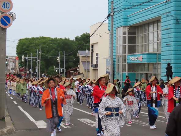 伝統の千人踊りも行われます