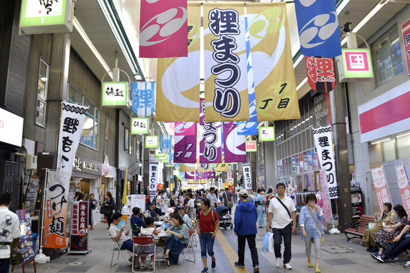 商店街内は、許可車両以外は24時間通行禁止になっているので、子供連れでも安心です