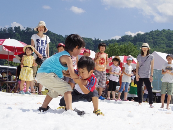 雪上相撲大会の様子