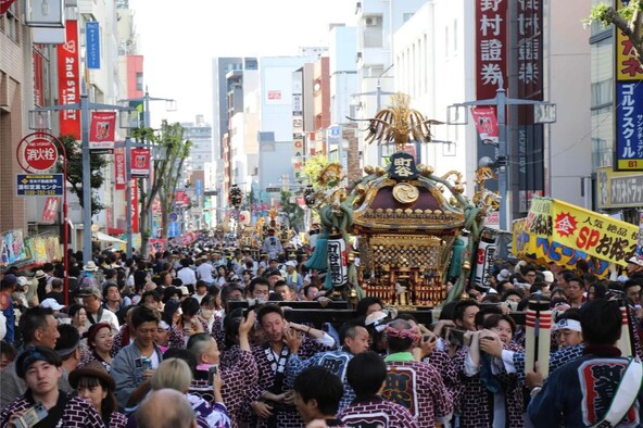 豪華絢爛な木やり流しと大人みこしの行列が見どころです(提供:さいたま市)