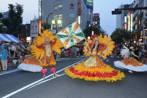 サンバチームと地元町会の御輿の競演は必見!(提供:さいたま市)