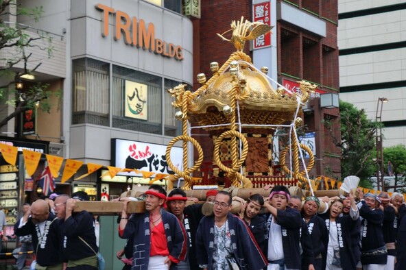 担ぎ手たちの掛け声や、御輿を取り巻く人々の熱気で、祭りは最高潮に!(提供:さいたま市)