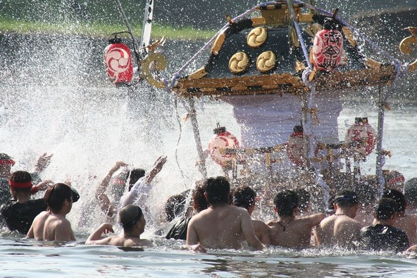迫力満点の「川渡御」(かわとぎょ)は見逃せません!(提供:筑西市)