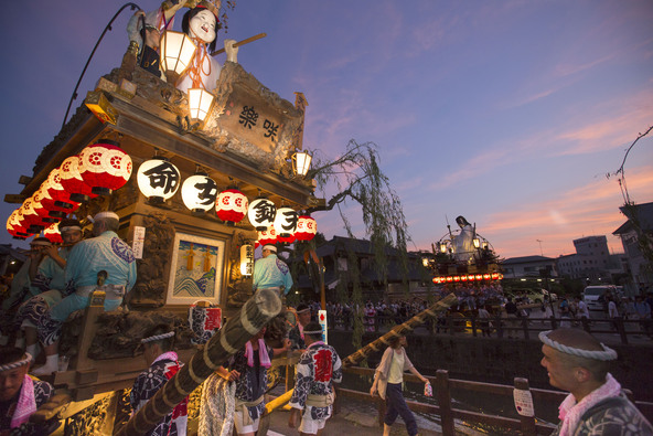 夏祭りにて曳き廻される天鈿女命<本川岸区>(写真:手前)と伊弉那岐尊<田宿区>(写真:奥)(提供:香取市)