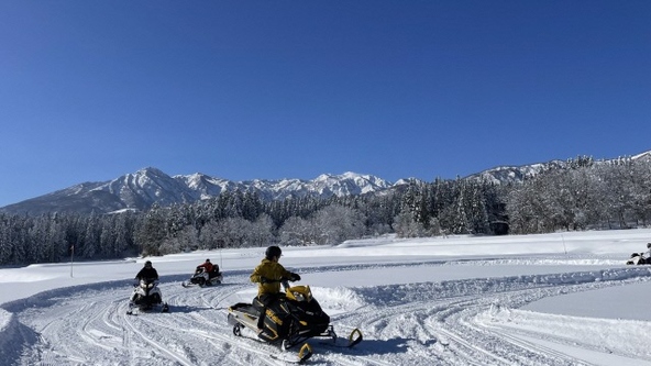 雪景色のなかをスノーモービルで駆け抜けよう!