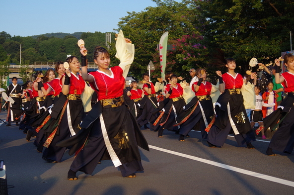「よさこい踊り&フラフコンテスト」では、町内外から多くの踊り手が参加して熱い競演を繰り広げます