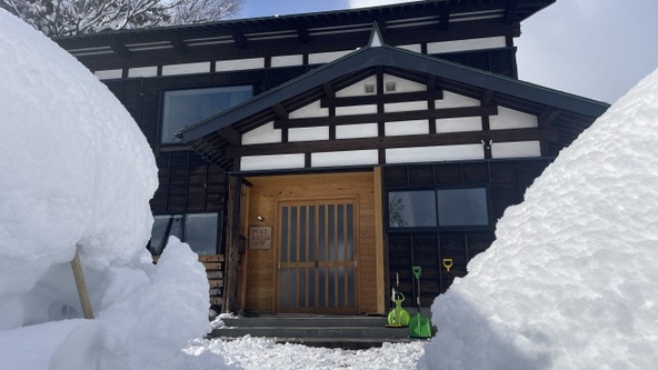 雪のなかの「雪郷(ゆきさと)ロッジ」