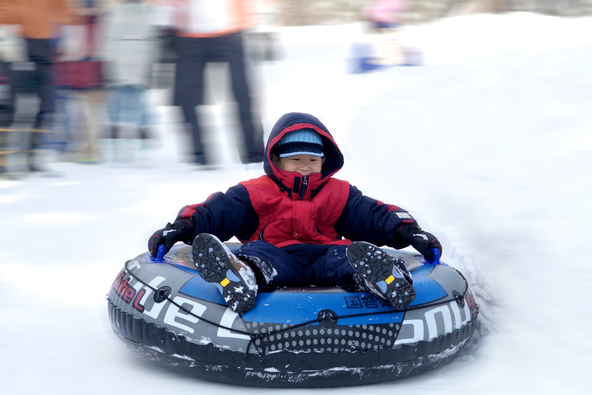 毎年、子供が喜ぶ雪遊び企画が目白押しです(写真はイメージ/画像提供:V-MAX/PIXTA)