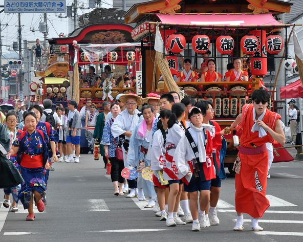 次々登場する山車や神輿に圧倒されます