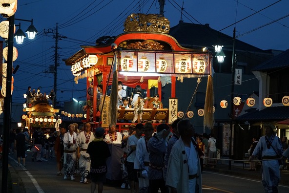 夜には山車がライトアップされ、幻想的に