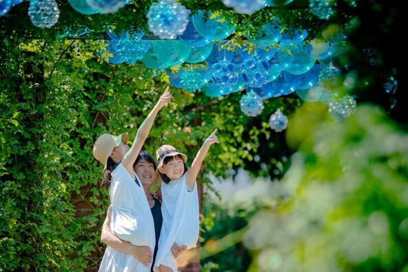 シャボン玉のようなバルーンの下で涼しげな写真撮影♪