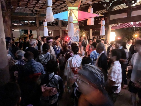 「白鳥の拝殿踊り」は、盆踊りの元祖ともいわれています