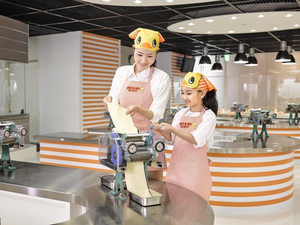 「カップヌードルミュージアム 大阪池田」のチキンラーメンファクトリーではチキンラーメンができる工程を体験しながら学べます