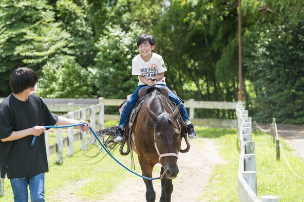 乗馬体験もできる「淡路ファームパーク イングランドの丘」