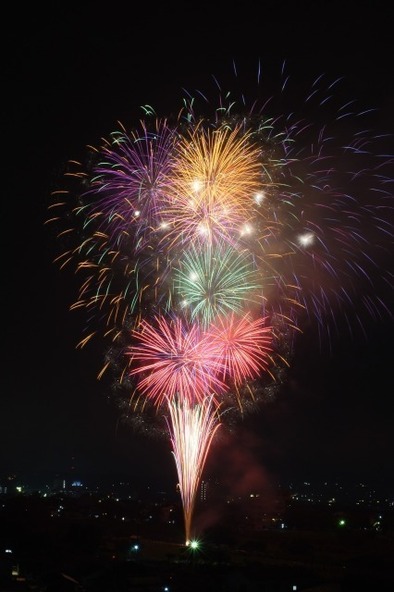 豪快な音とともに夜空を彩る大輪の花火が打ち上がります