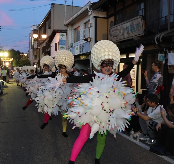 趣向を凝らした仮装で愉快な盆踊り大会(画像提供:(C)飛騨高山サマーフェスティバル推進協議会)